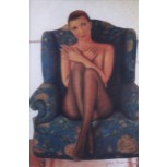 sentada en el sofá