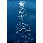 Mujer sobre fondo azul