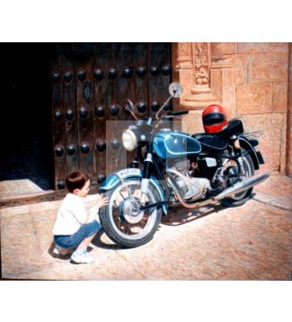 "Jose Antonio observando la BMW R-27"