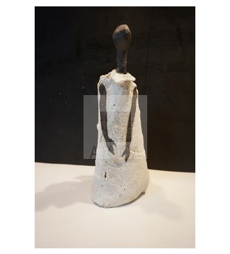 AFRICANA CON COLLAR DE CONECTORES