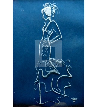 Mujer sobre fondo azul