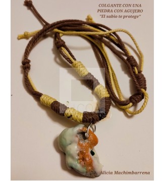 Colgante Piedra con agujero ''EL SABIO TE PROTEGE''